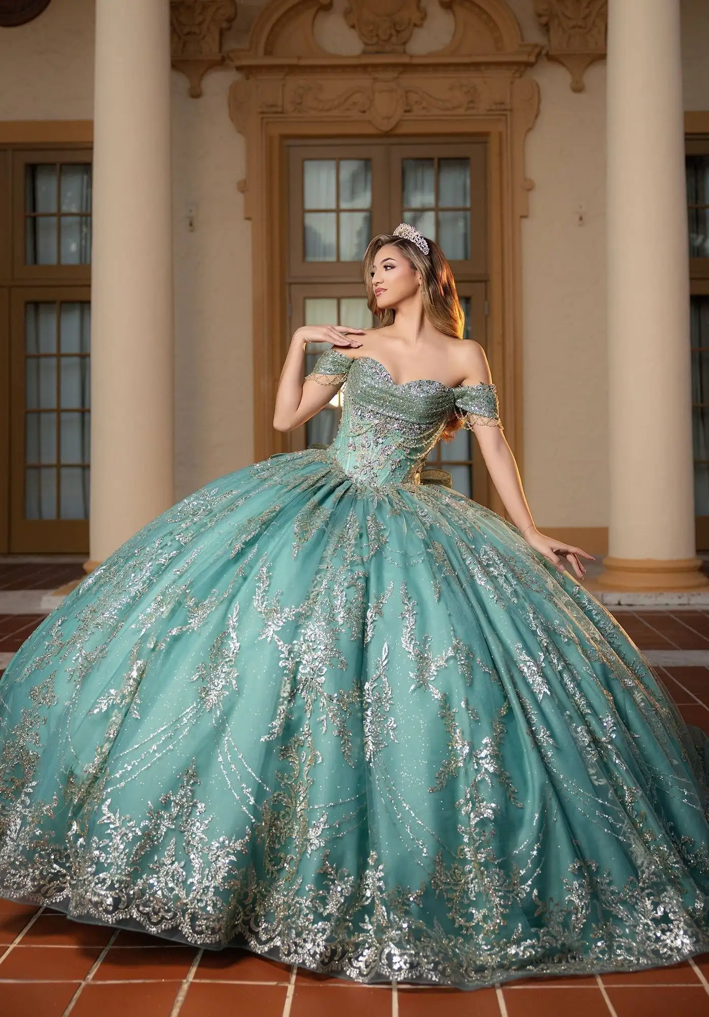Vestido de quinceañera Morilee verde salvia con encaje de lentejuelas plateadas y escote corazón fuera de hombro