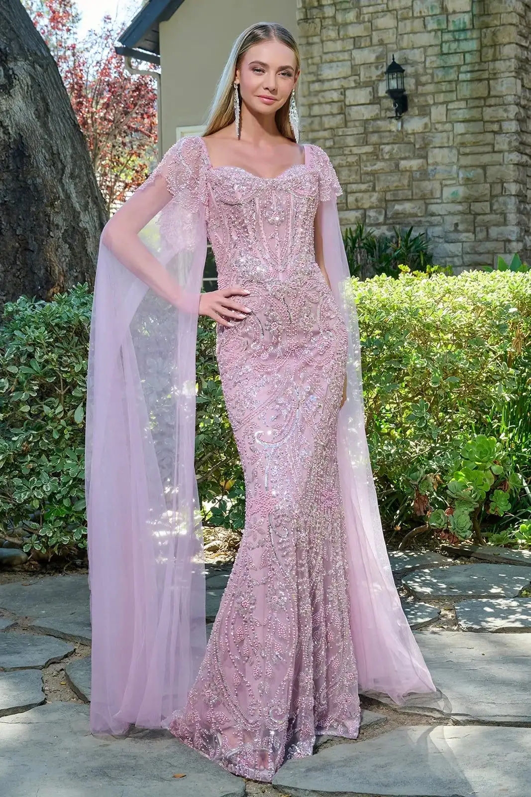 Vestido GLS Collective rosa antiguo totalmente bordado con pedrería, mangas capa y escote cuadrado