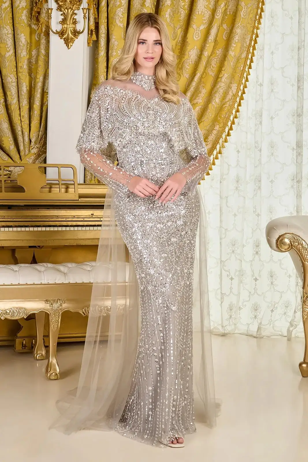 Vestido GLS Collective plateado totalmente bordado con cuello capa transparente y mangas largas