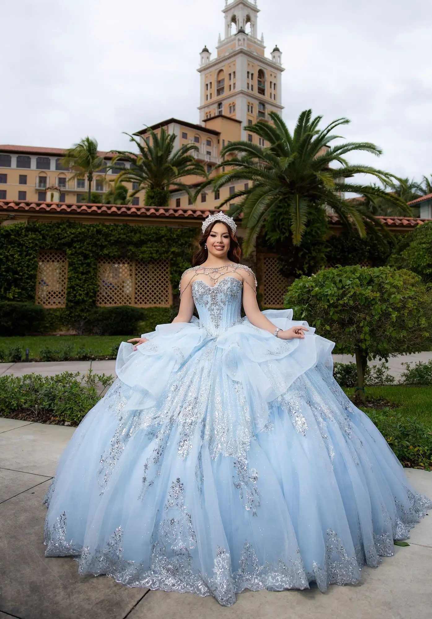 Vestido de quinceañera Morilee azul hielo con encaje plateado y cadena de pedrería en los hombros