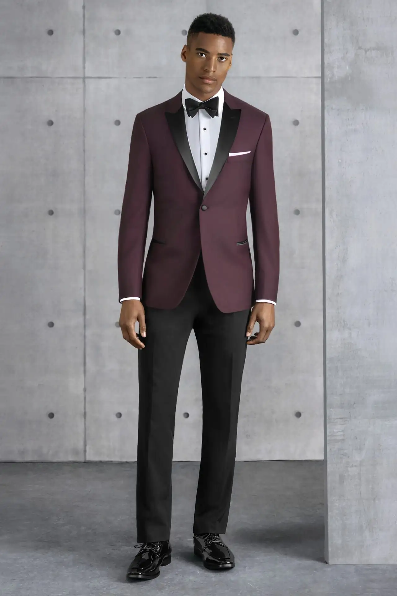 Esmoquin Jim's Formal Wear color vino con solapa de satín negra y pantalón negro