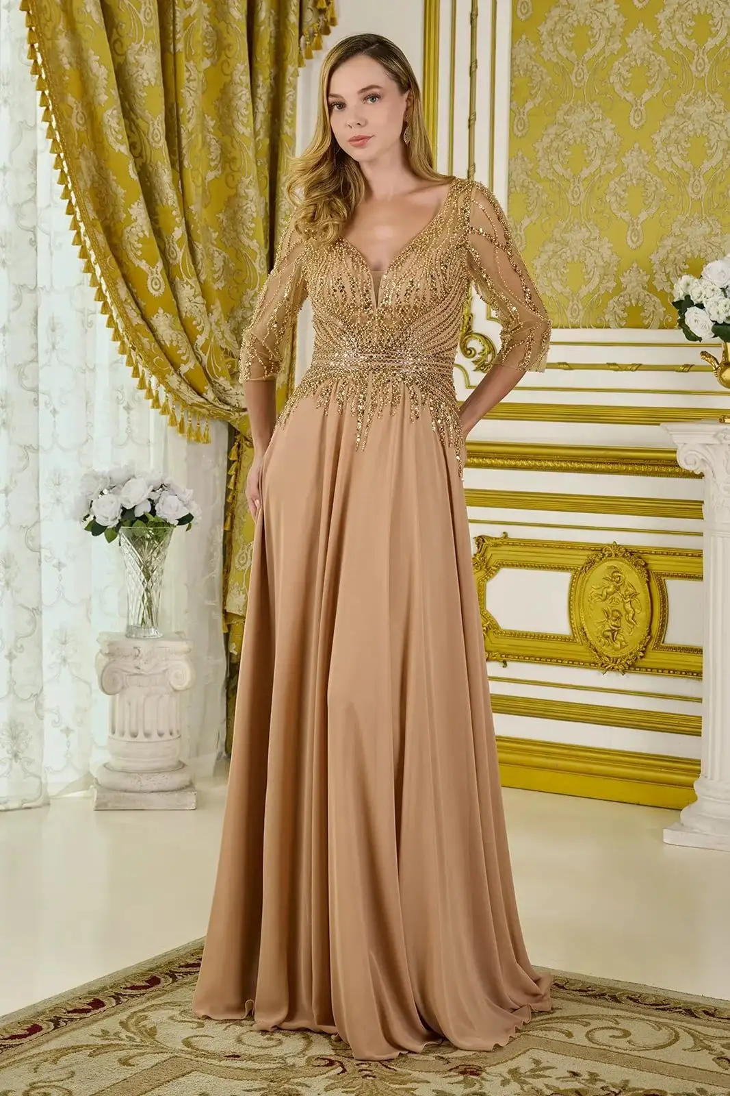 Vestido GLS Collective corte A de chifón dorado con cuerpo bordado, escote V y mangas tres cuartos transparentes