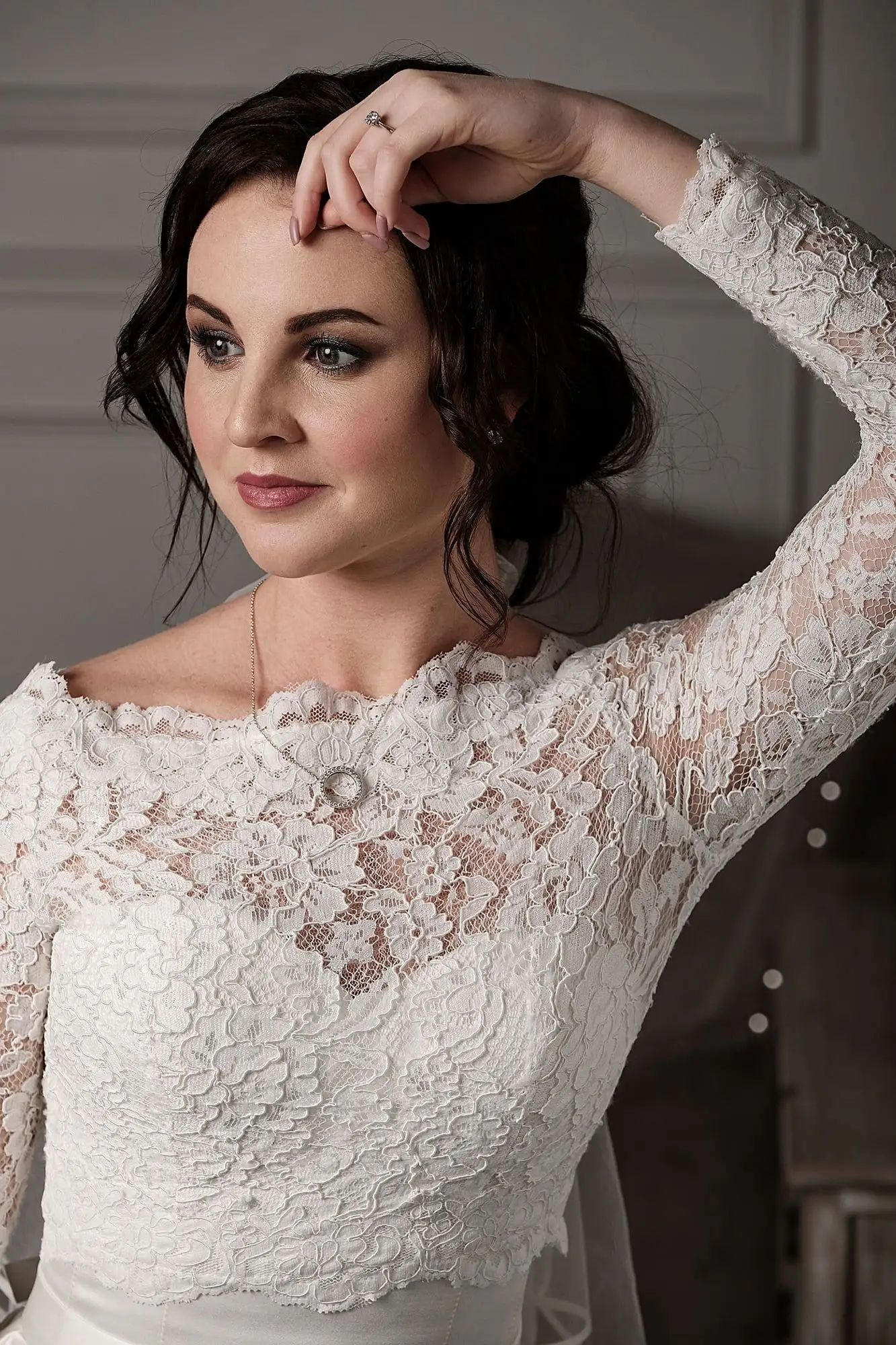 Vestido de novia de encaje fuera de hombro con mangas largas, en primer plano