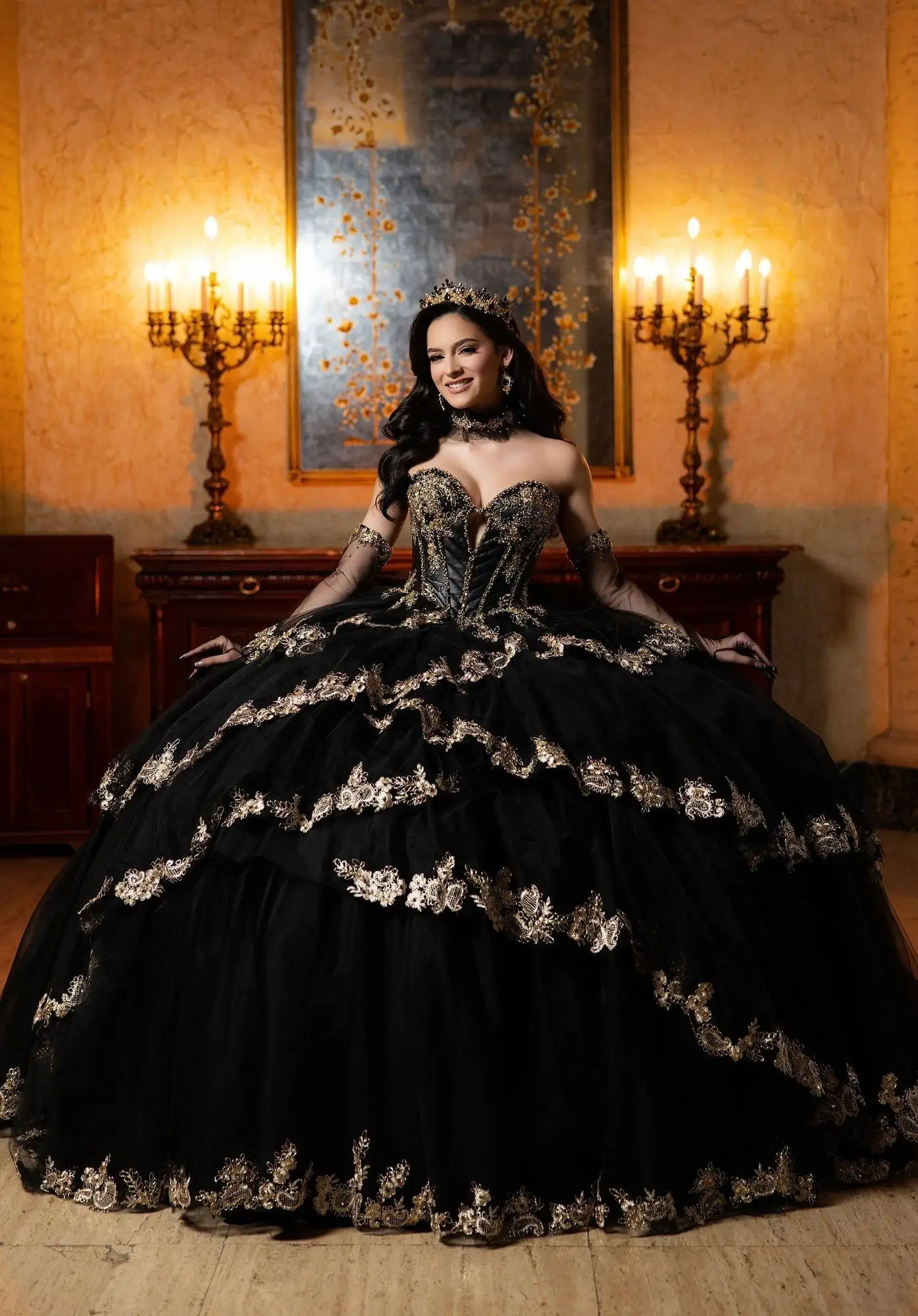Vestido de quinceañera Morilee negro con encaje dorado y corsé