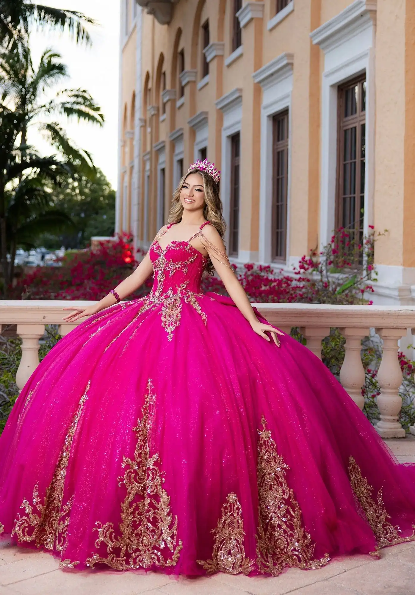 Vestido de quinceañera Morilee fucsia con encaje dorado y tirantes de pedrería en los hombros