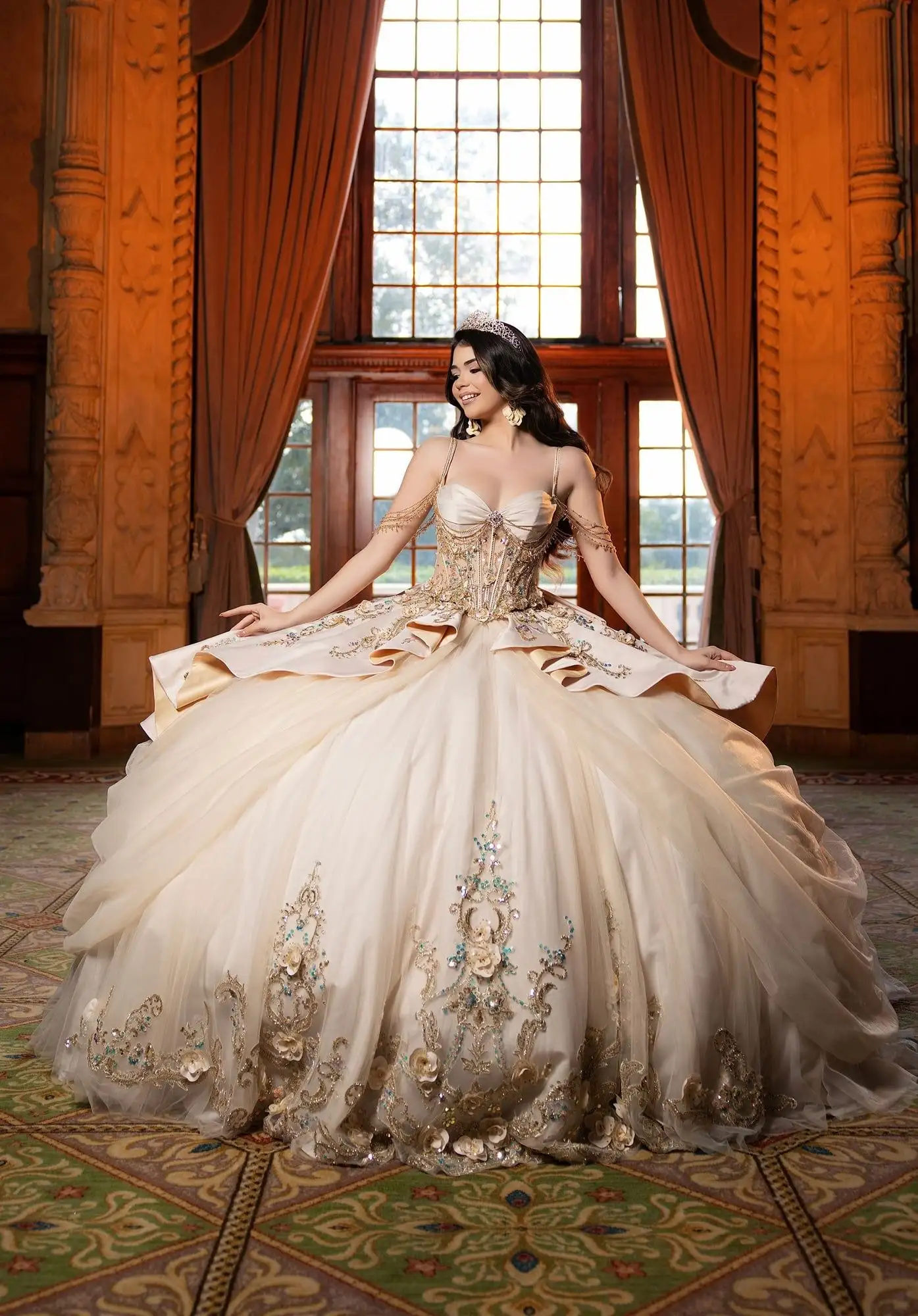 Vestido de quinceañera Morilee champán con corsé de pedrería y falda de satín con peplo