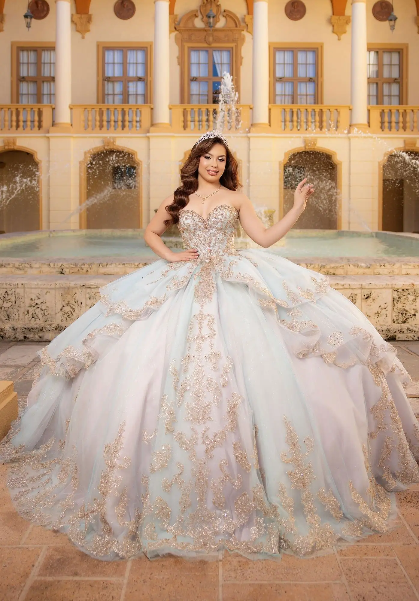 Vestido de quinceañera Morilee menta con encaje dorado y falda de holanes en capas