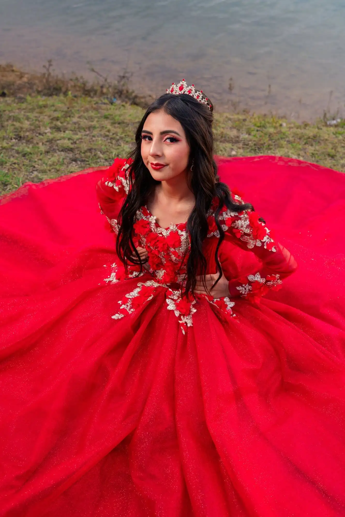 Una quinceañera con un vestido de gala amplio
